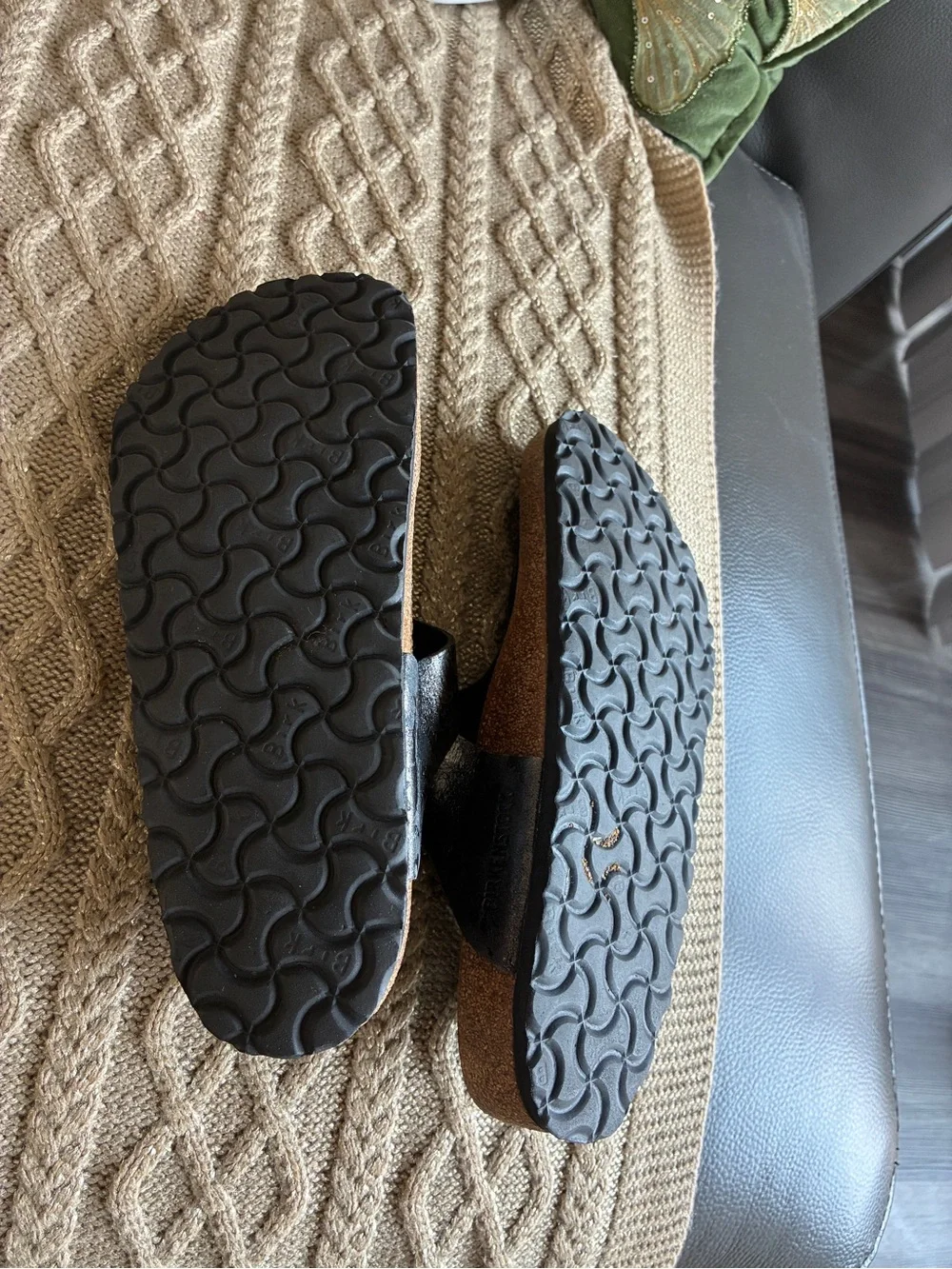 Birkenstock Gizeh leather Pewter and black metallic sandals.